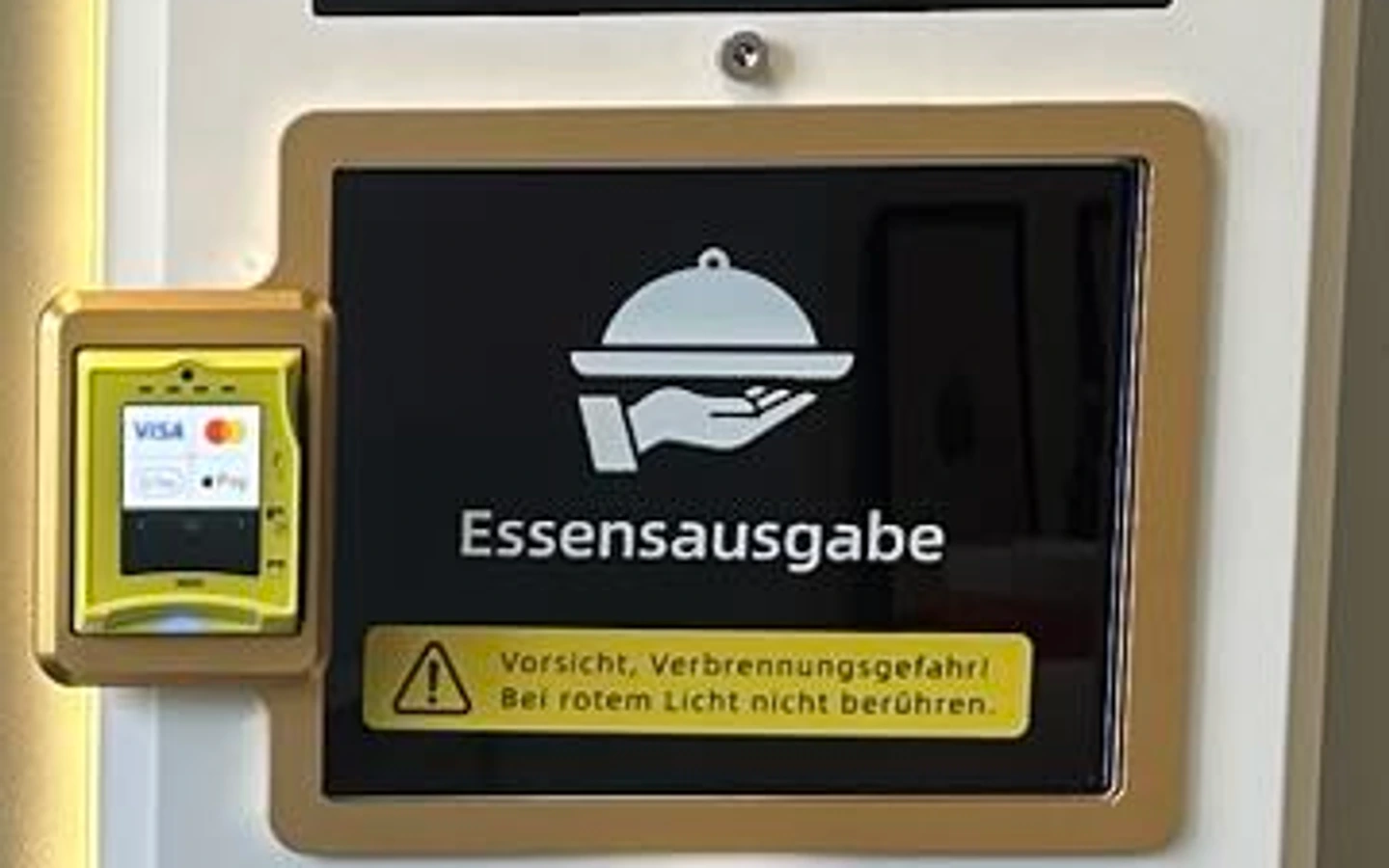Detailaufnahme der Essensausgabe am SmartFoodie Automaten